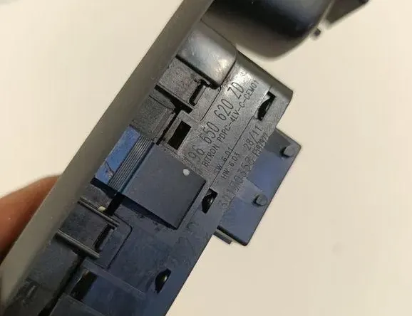 PEUGEOT 3008 2 generation (2017-2023) Vypínač ľavého okna predných dverí 96650620ZD 33471932