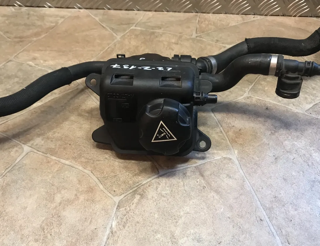 BMW 7 Series F01/F02 (2008-2015) Zásobník expanznej nádrže chladiacej kvapaliny 7575578 22922834