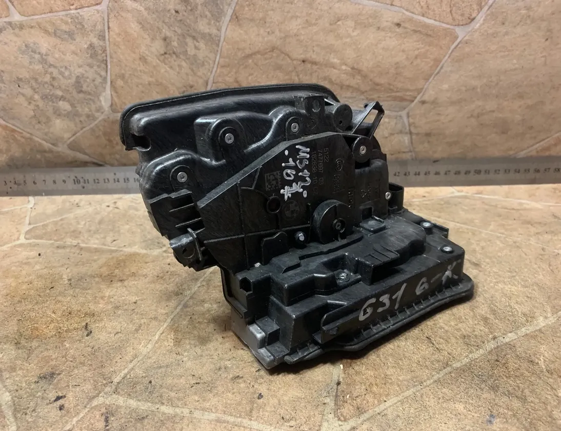 BMW 5 Series G30/G31 (2016-2023) Zámok ľavých zadných dverí 7477697 31880256