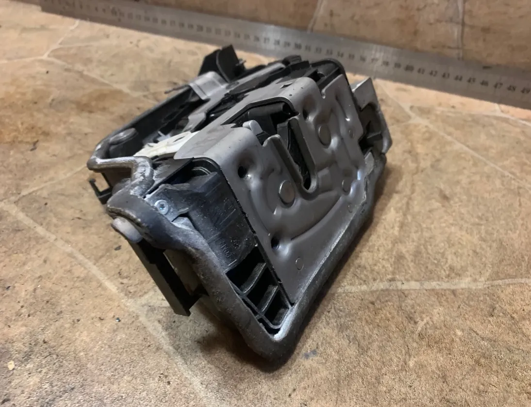 BMW 5 Series G30/G31 (2016-2023) Zámok ľavých zadných dverí 7477697 31880256