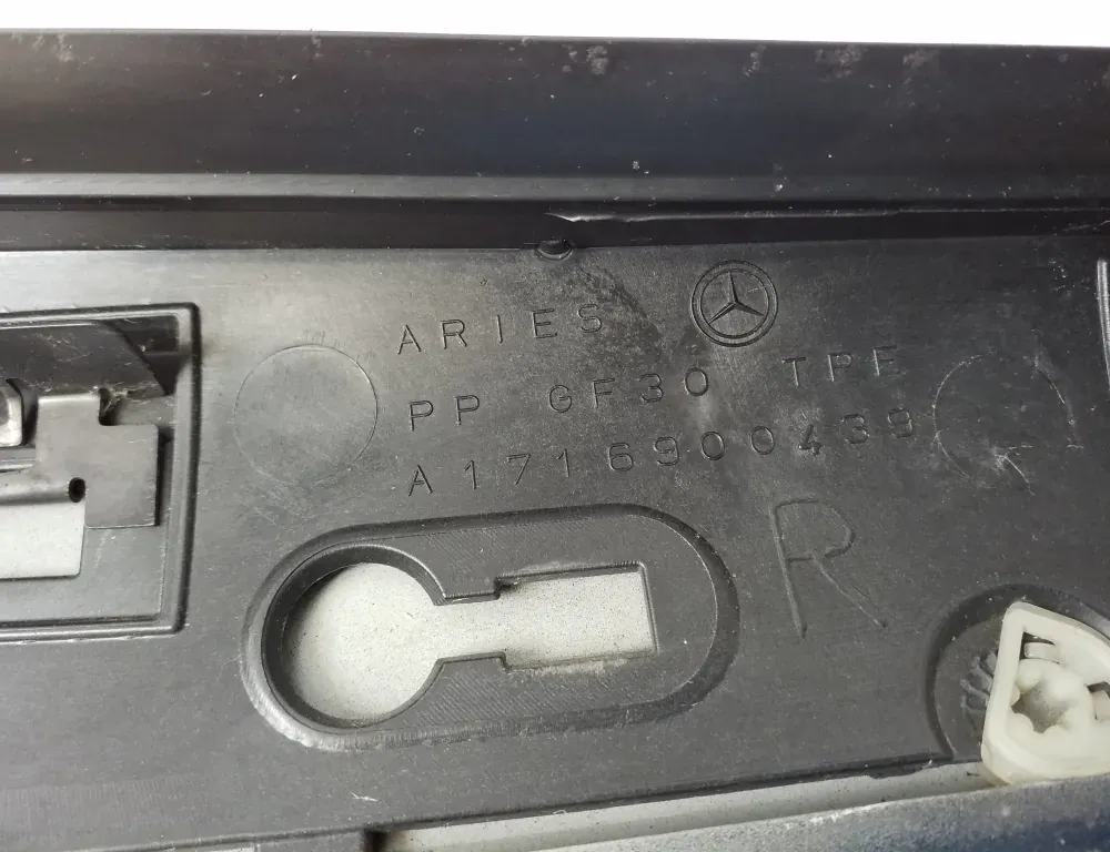 MERCEDES-BENZ SLK-Class R171 (2004-2011) Pravý vertikálny lem čelného skla A1716900439 34077508