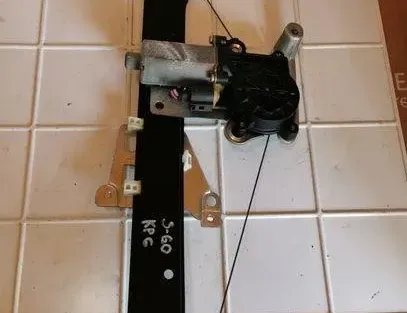 VOLVO S60 1 generation (2000-2009) Zdvíhač pravého zadného dverového okna 119971 18214432