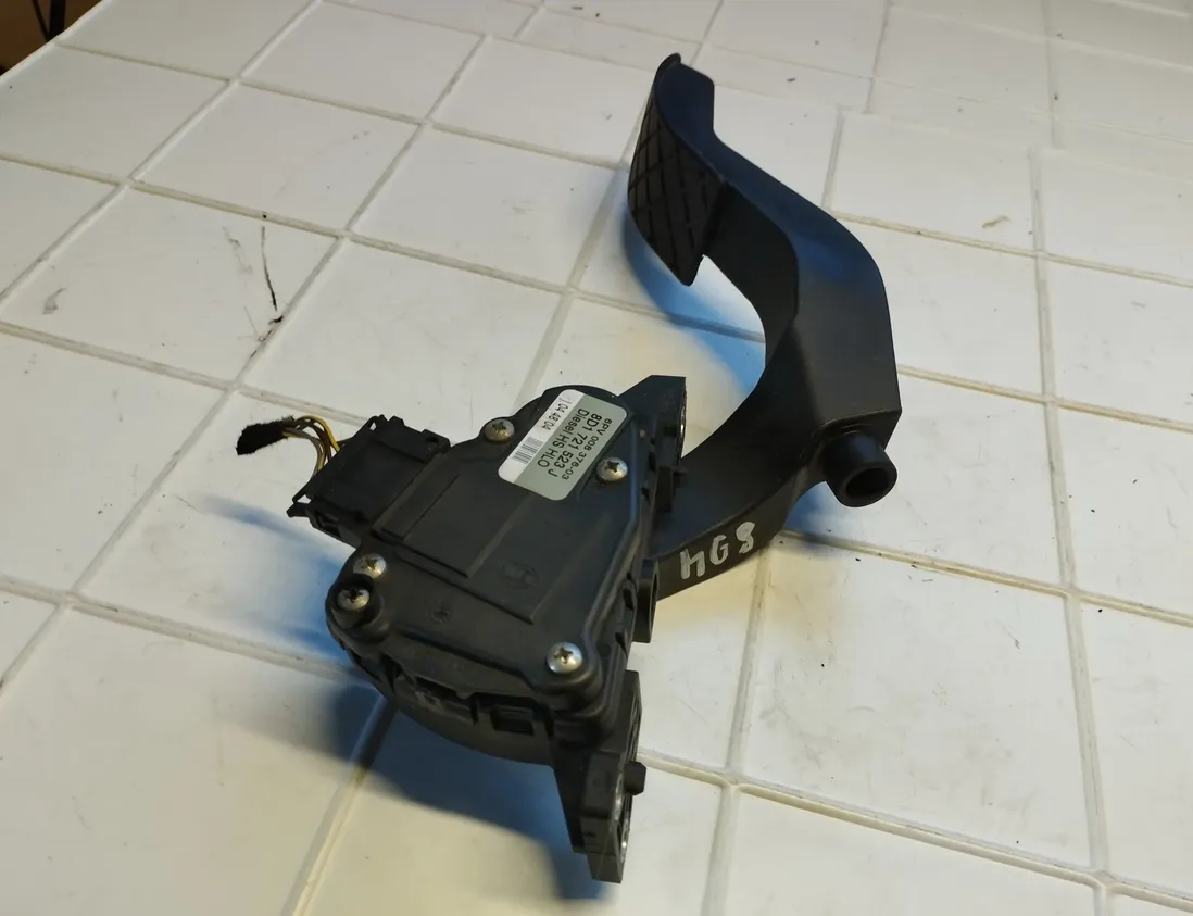 VOLKSWAGEN Passat B5 (1996-2005) Throttle Pedal 8D1721523J 21253014