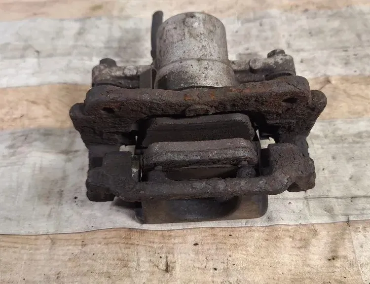 TOYOTA Corolla Verso 1 generation (2001-2009) Zadný pravý brzdový strmeň 33982138