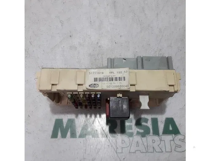 FIAT Stilo 1 generation (2001-2010) Pojistková skrinka 51711819,46750594 27784047