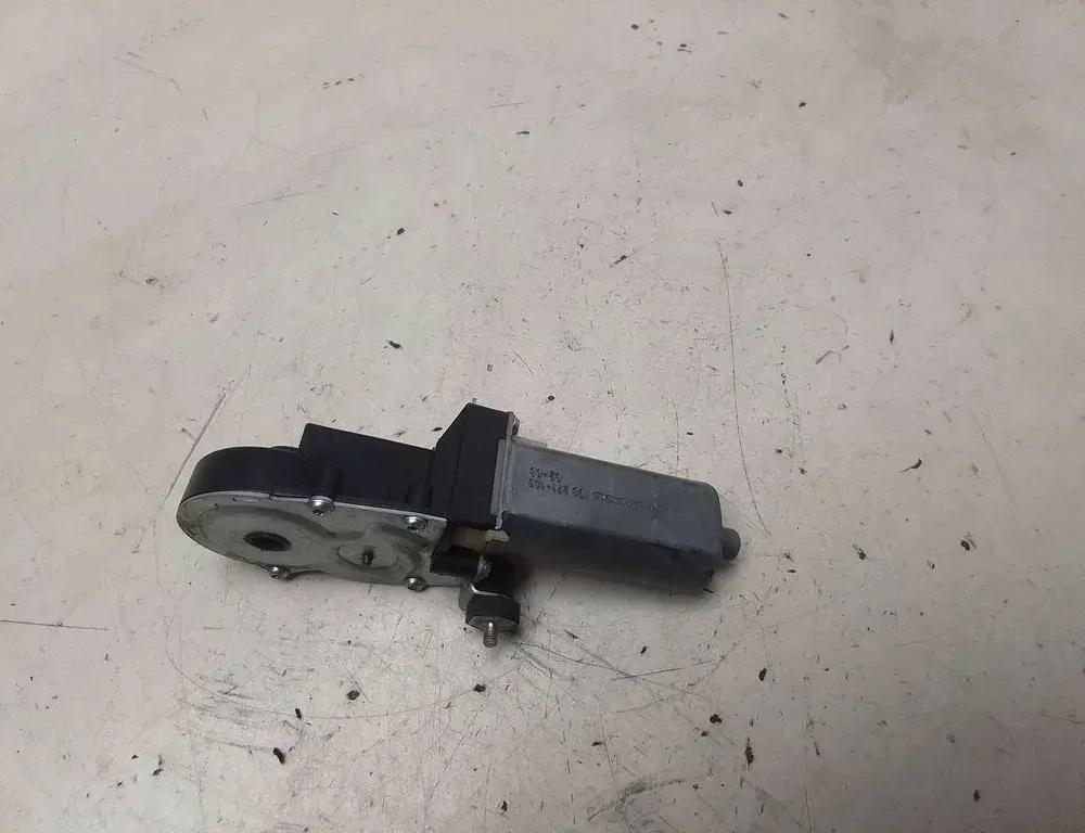 VOLKSWAGEN Passat B5 (1996-2005) Motor ovládania pravého predného sedadla 3B0959761T,198154103 34181261