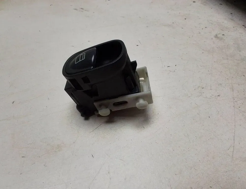 MERCEDES-BENZ C-Class W203/S203/CL203 (2000-2008) Vypínač pravého predného dverového okna A2038200210,0103013904 34188560