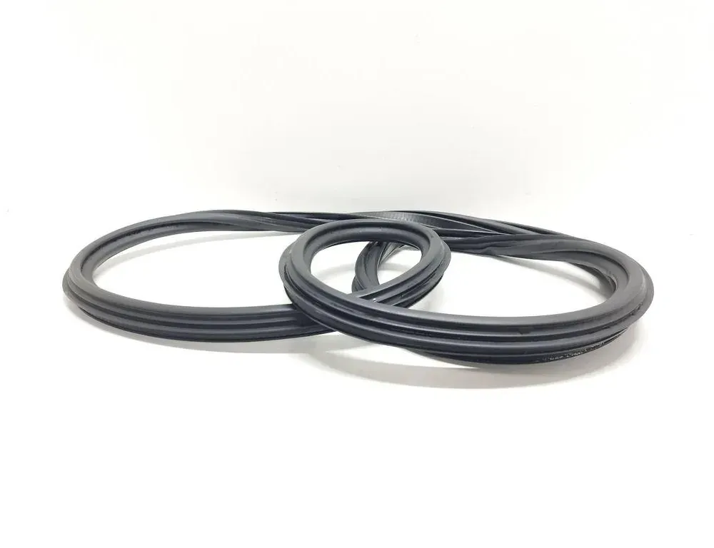 AUDI Q3 8U (2011-2020) Rear door sealing rubber (on the body) 8U08313721 33511527