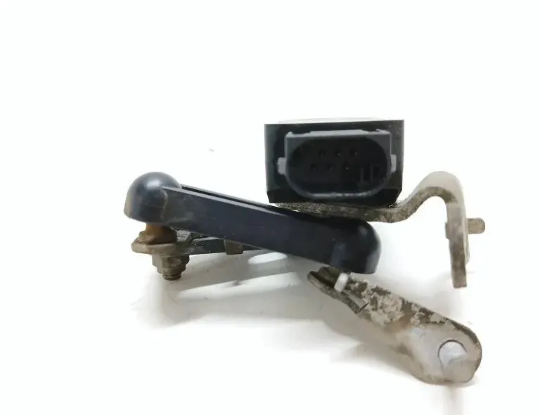 BMW 6 Series F06/F12/F13 (2010-2018) Ľavý predný snímač hladiny 6784072 33597049