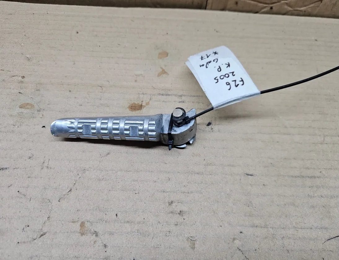 YAMAHA FZ Rear left side footrest peg hanger 3VR274310100,3VR274310200,5VX274370000 33495015