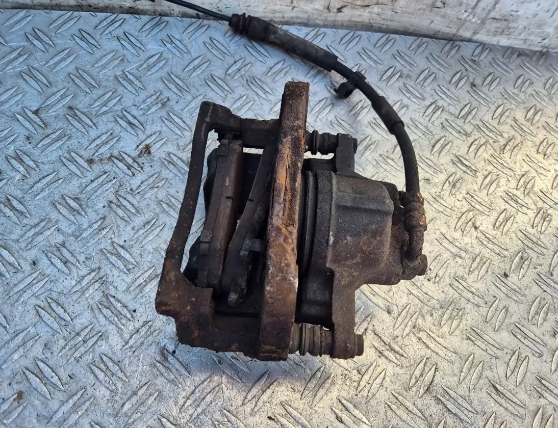 DODGE Nitro 1 generation (2007-2010) Pravý predný strmeň brzdy 16018401 27322342