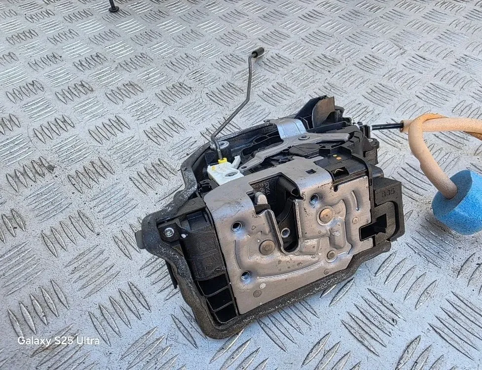 BMW 5 Series G30/G31 (2016-2023) Zámok ľavých zadných dverí 7477697,51127477697 32780426