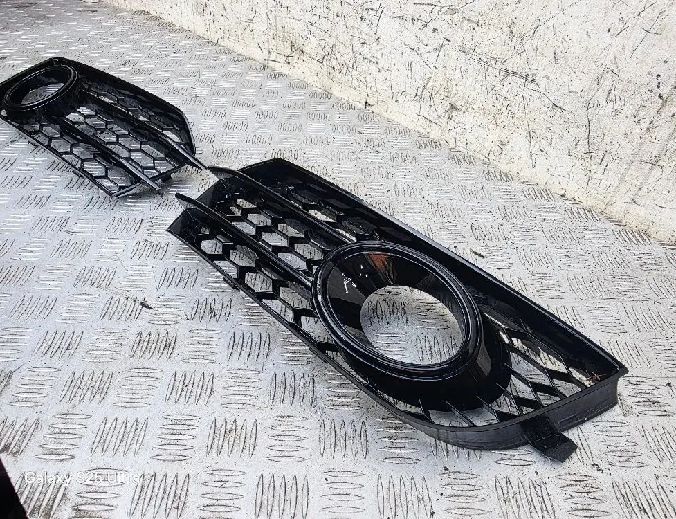 AUDI A1 8X (2010-2020) Obloženie pravého predného svetlometu 33564420