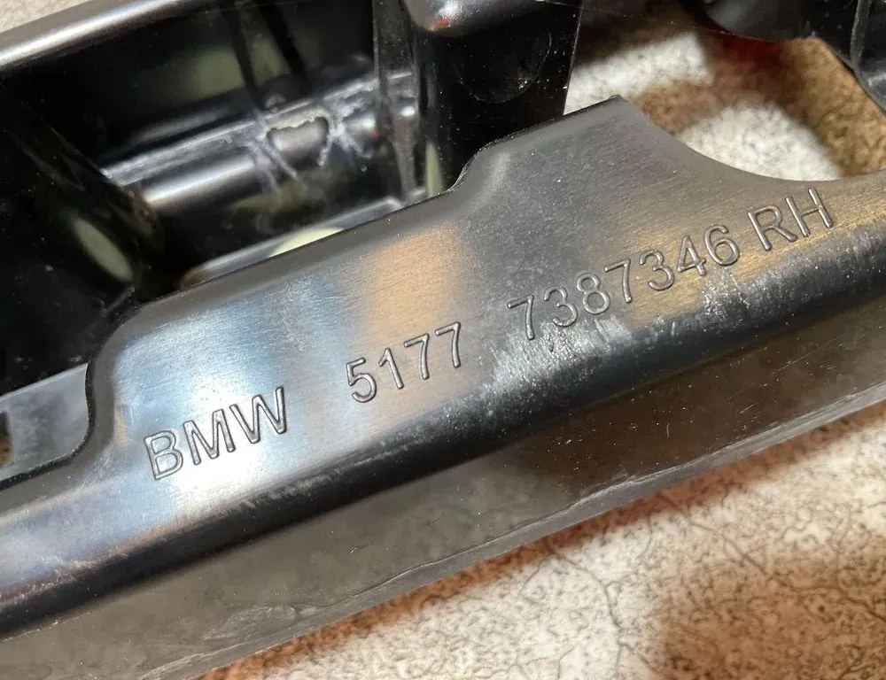 BMW 5 Series G30/G31 (2016-2023) Držiak bočného spojlera 7387346 33895907