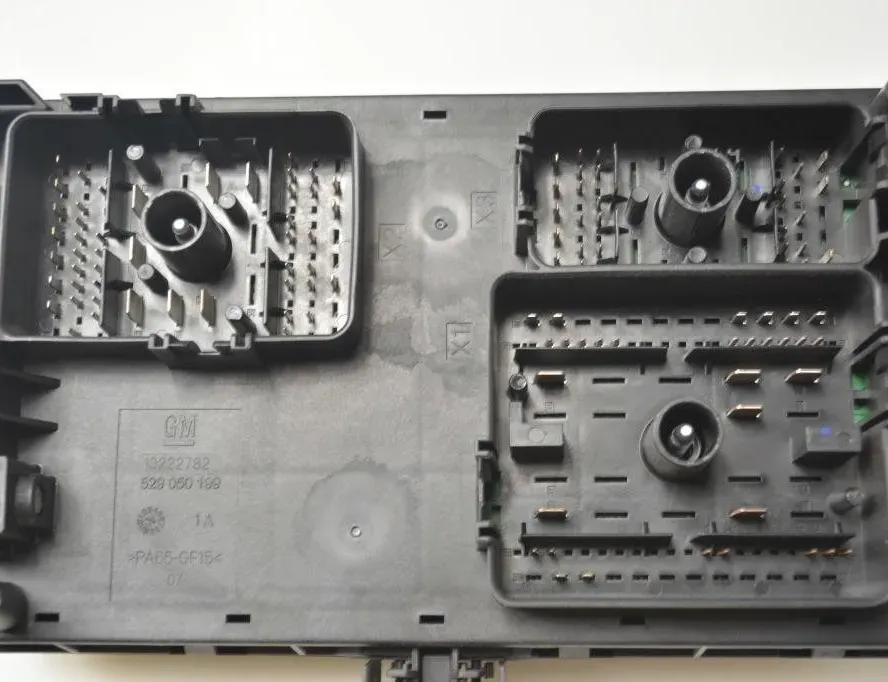 OPEL Astra J (2009-2020) Fuse box 13222782 25797792