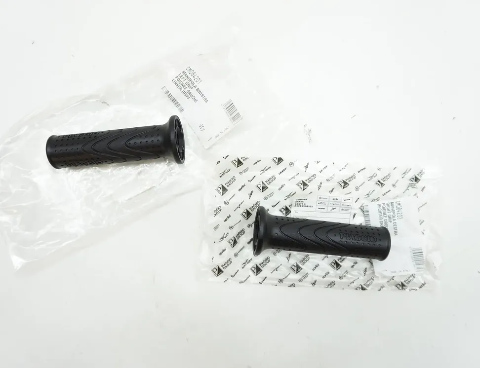 PIAGGIO MP3 Front handlebar grip set grips LH RH CM084201,CM084202 34488418