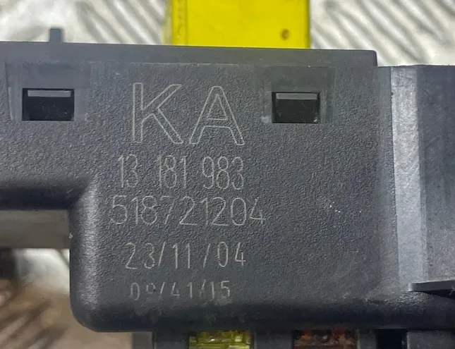 OPEL Vectra C (2002-2005) Poistková skrinka 518721204,13199492,13181983 29475080