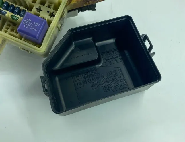 TOYOTA Yaris 1 generation (1999-2005) Блок предохранителей PAPP 33154024