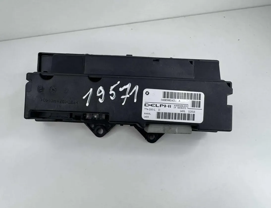 CHRYSLER Pacifica 1 generation (CS) (2003-2008) Кнопка стеклоподъемника задней левой двери 04685982AD,7742001 33270427