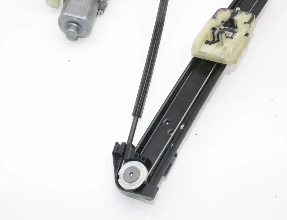 SEAT Leon Стеклоподъемник передней левой двери 5FA837461D 33515963