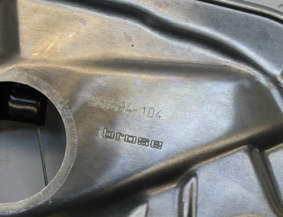 MERCEDES-BENZ C-Class W204/S204/C204 (2004-2015) Стеклоподъемник задней левой двери A2048204302 34061319