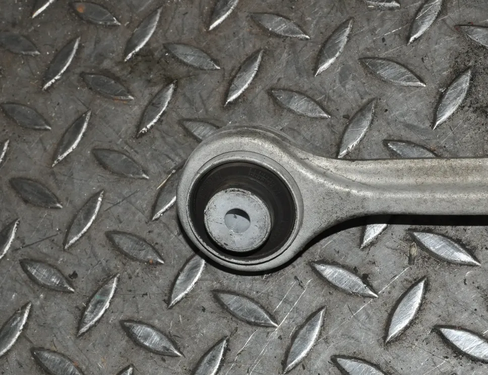 AUDI A4 B9/8W (2015-2024) Ľavé horné rameno prednej nápravy 11621945