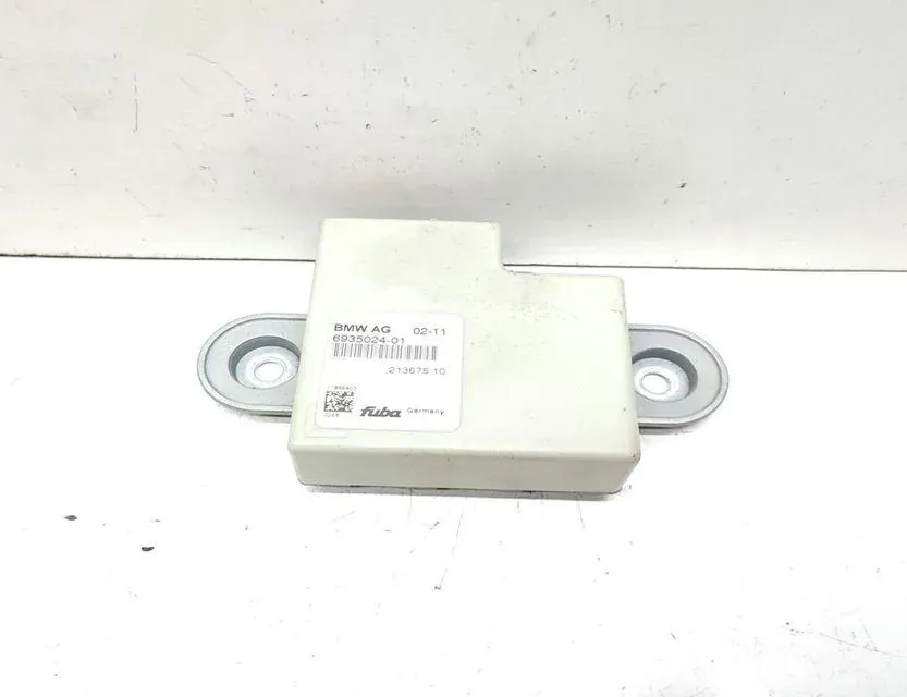 BMW 3 Series E90/E91/E92/E93 (2004-2013) Zosilňovač antény na kufri 6935024 33633784