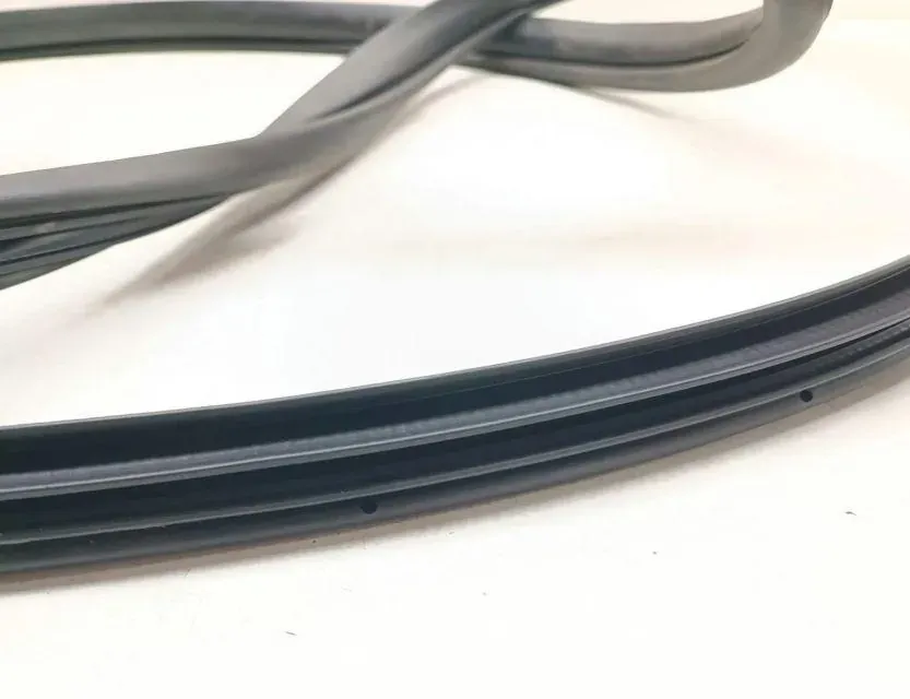 KIA Sportage 4 generation (2016-2022) Уплотнительная резина задней двери (по кузову) 33653683