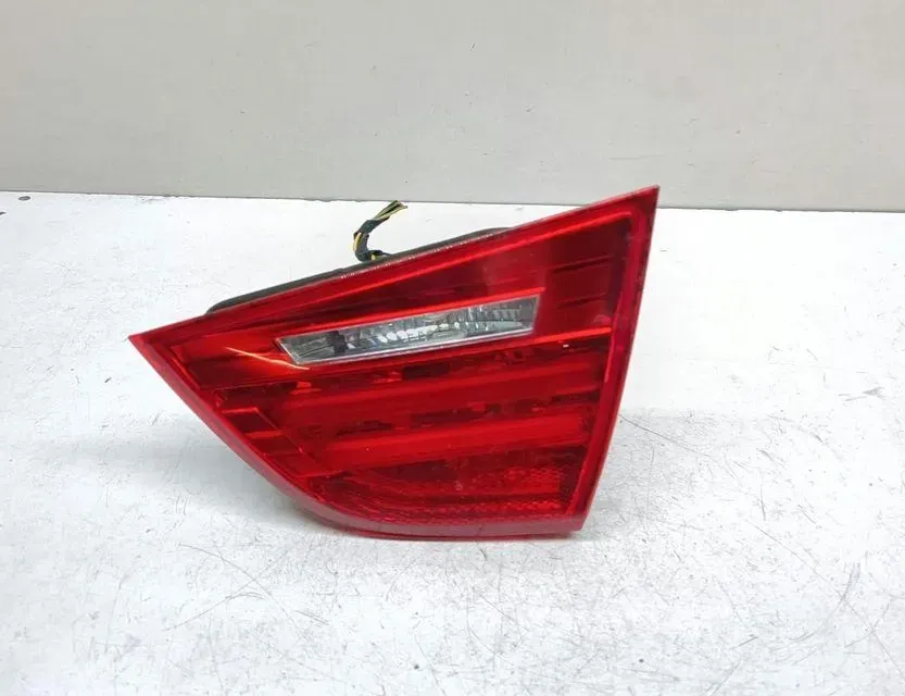 BMW 3 Series E90/E91/E92/E93 (2004-2013) Pravé zadné svetlo na kufri 4871734 33673821