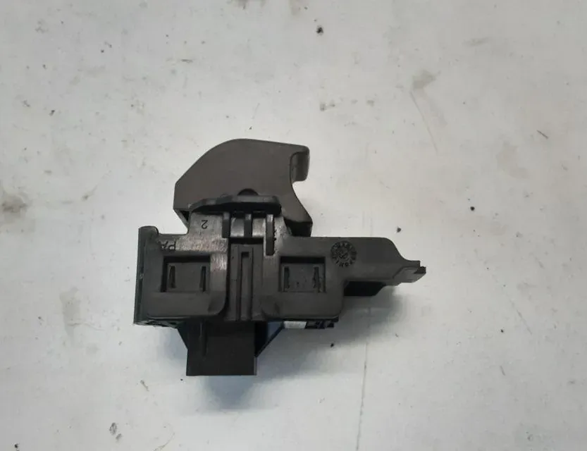 OPEL Insignia A (2008-2016) Tlačidlo ručnej brzdy 33696479