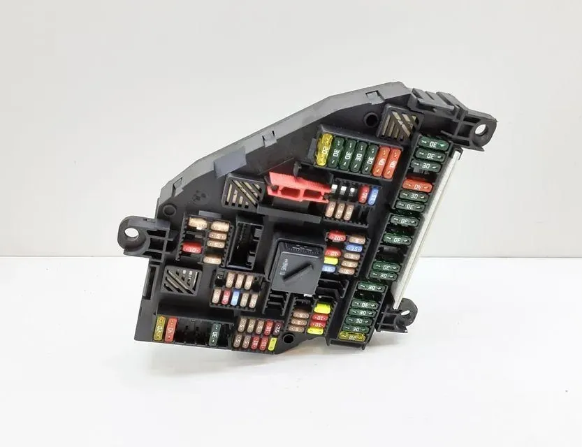 BMW 7 Series F01/F02 (2008-2015) Poistková skrinka 9210857 33699031