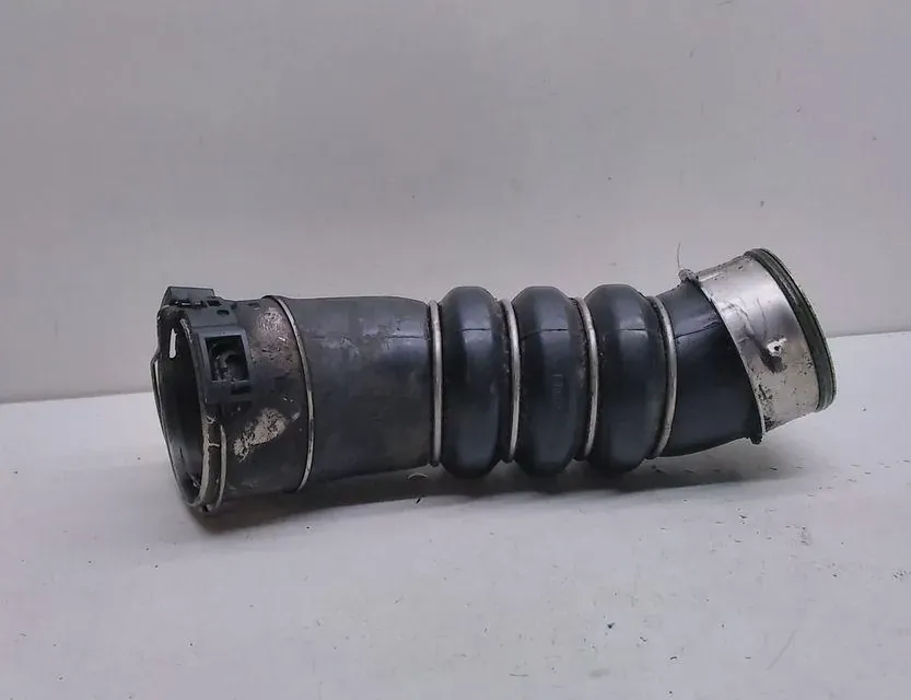 BMW 1 Series E81/E82/E87/E88 (2004-2013) шланг радиатора интеркулера 7797480 33700699