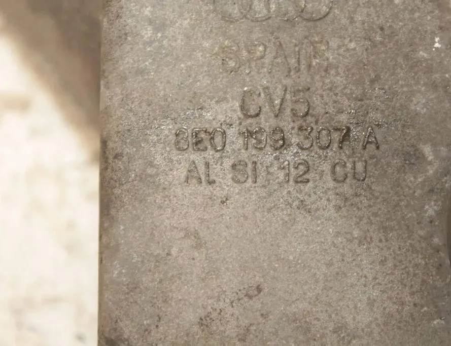 AUDI A4 B7/8E (2004-2008) Engine Bracket Right Side 8E0199307A 33284252