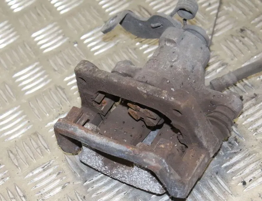 KIA Cee'd 2 generation (2012-2018) Zadný pravý brzdový strmeň 33289855