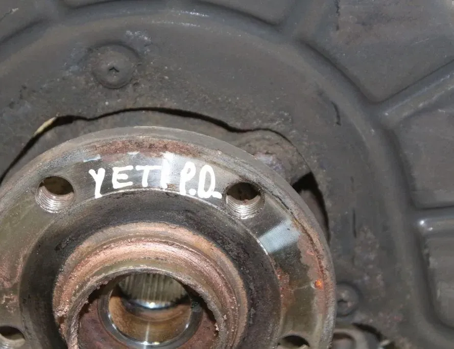 SKODA Yeti 1 generation (2009-2018) Front Right Wheel Hub 33293361