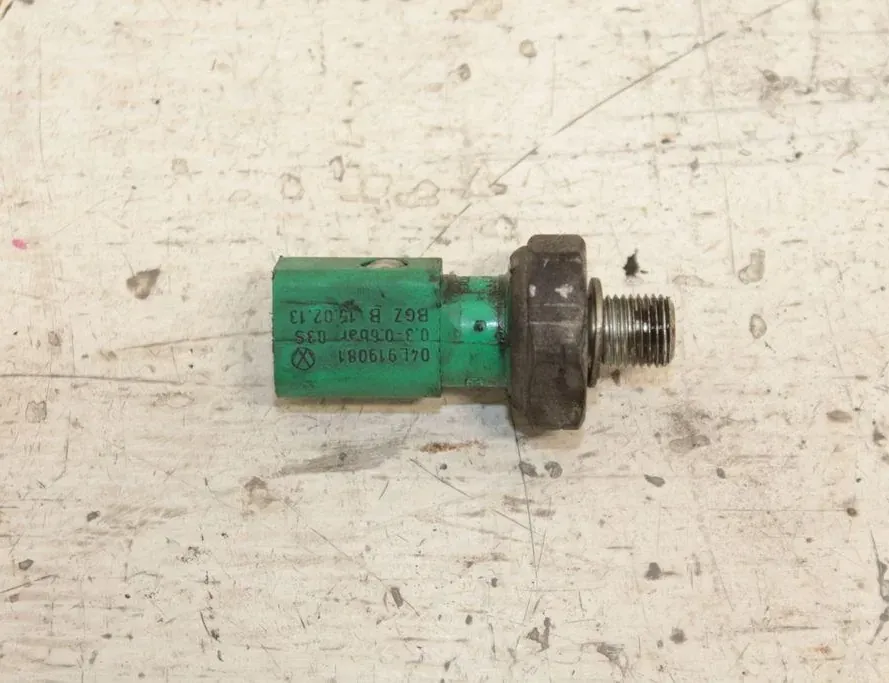 VOLKSWAGEN Golf 8 generation (2019-2023) Датчик давления масла 04L919081 33302758