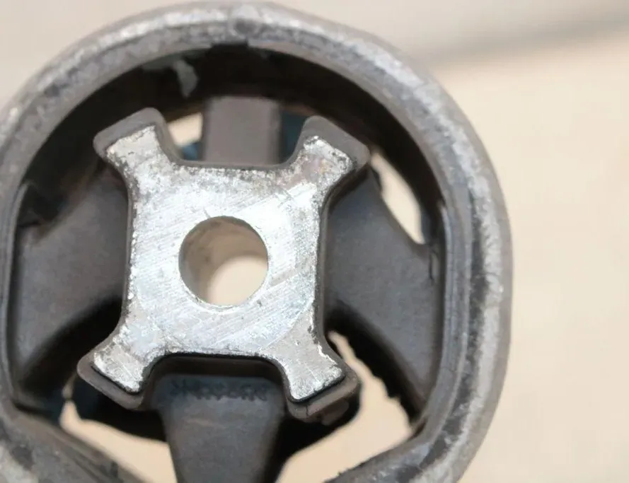 NISSAN X-Trail T32 (2013-2022) Predný motorový nosník 113504BA0A 33305038