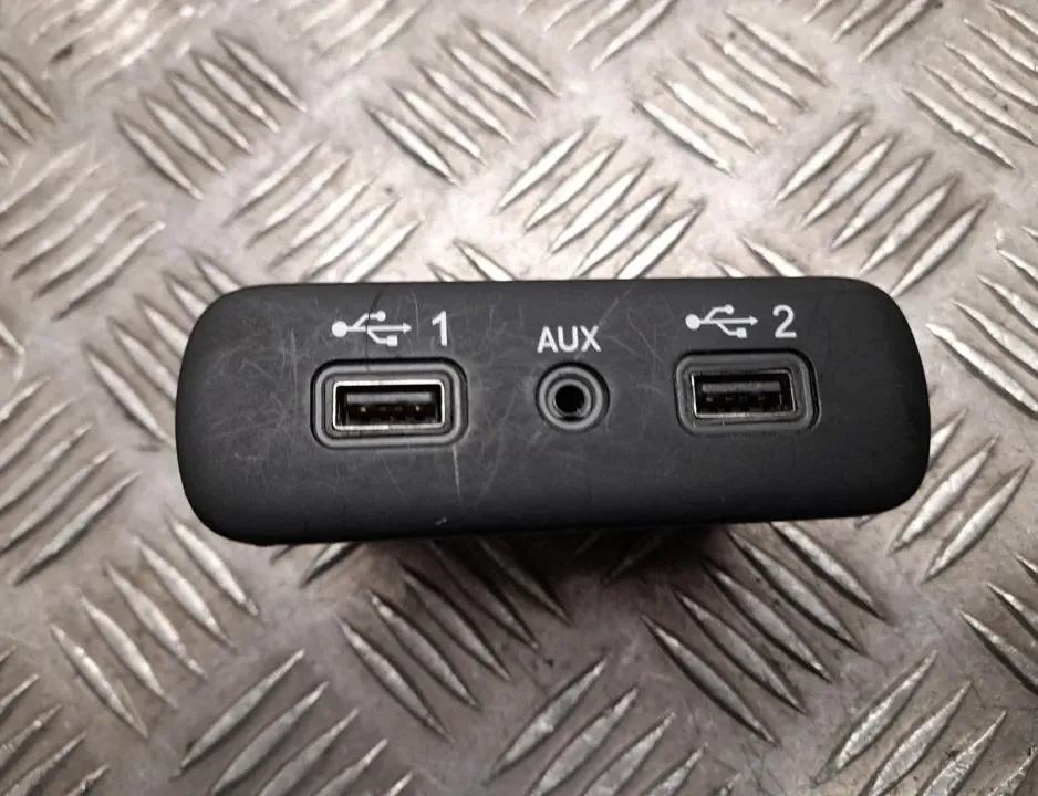 DODGE Challenger 3 generation (2008-2024) USB/AUX ovládací jednotka 68294075AB 33618701