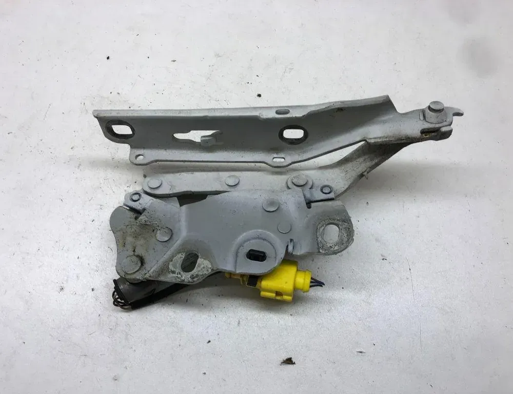 AUDI A3 8V (2012-2020) Front Left Bonnet Hinge 8V0823301F 33897606