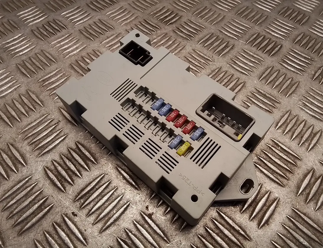LAND ROVER Discovery Sport 1 generation (2014-2024) Fuse box cpla14q073aa,14q073aa,qrbetyaaa,qrbetyaa,73707520,71739084,sw71739084 33339065