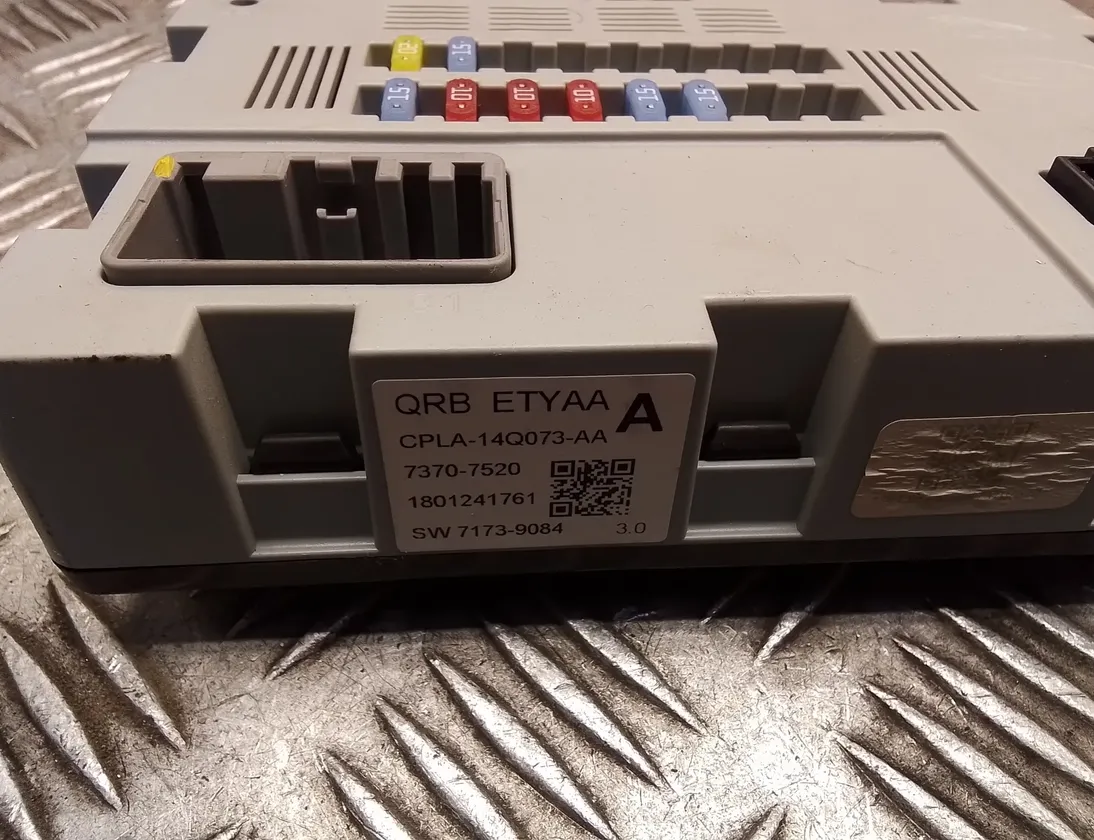 LAND ROVER Discovery Sport 1 generation (2014-2024) Fuse box cpla14q073aa,14q073aa,qrbetyaaa,qrbetyaa,73707520,71739084,sw71739084 33339065