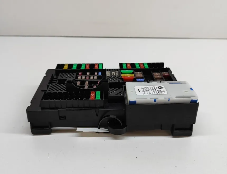 BMW 4 Series G22, G23, G26 (2020-2023) Poistková skrinka 5A44CE0,8734162 22660155