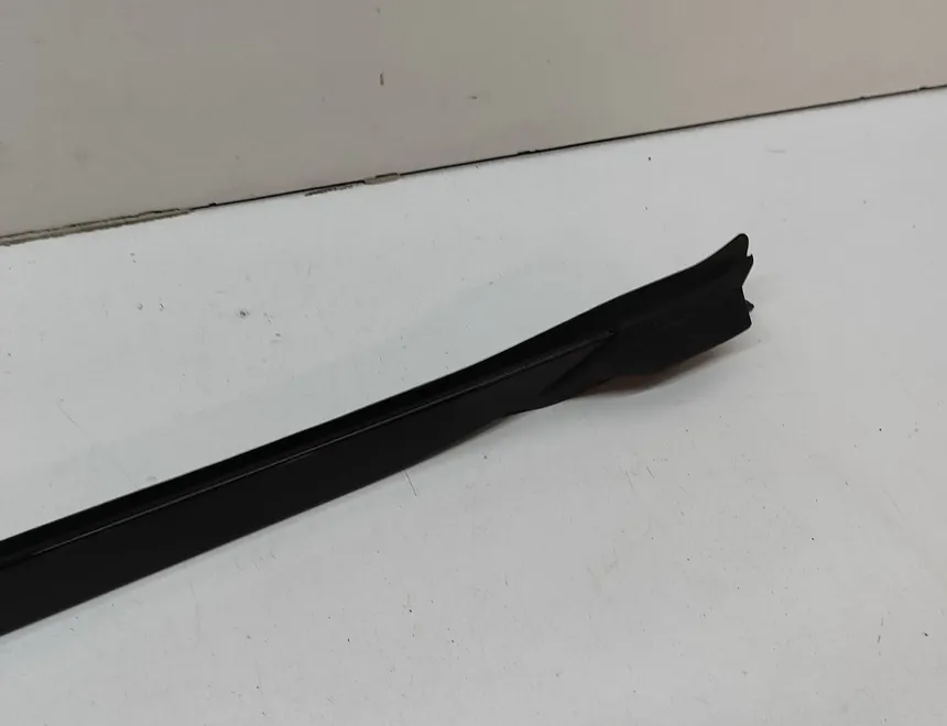 BMW X5 G05/G18 (2018-2024) Pravý vertikálny lem čelného skla 7463528 25410950