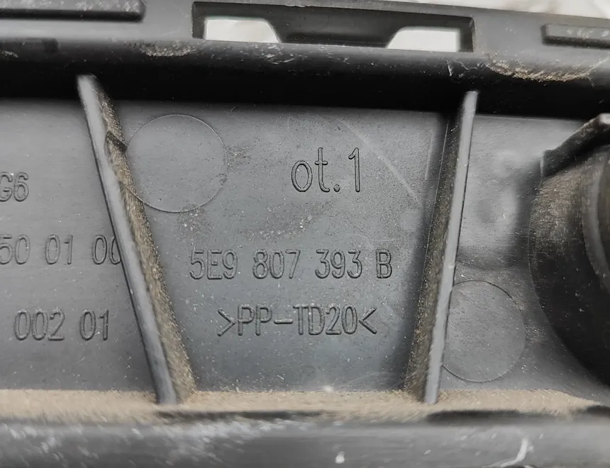 SKODA Octavia 3 generation (2013-2020) Левый держатель заднего бампера 5E9807393B 33096293