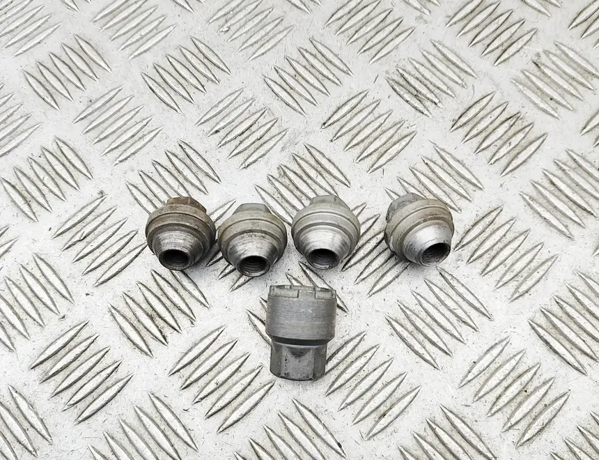 KIA Cee'd 2 generation (2012-2018) Sada uzamykacích kolieskových skrutiek 33373956