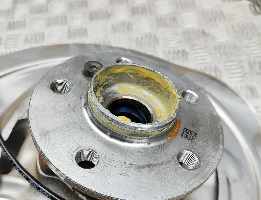 BMW X7 G07 (2018-2024) Front Right Wheel Hub 6876656,6878312 34215041