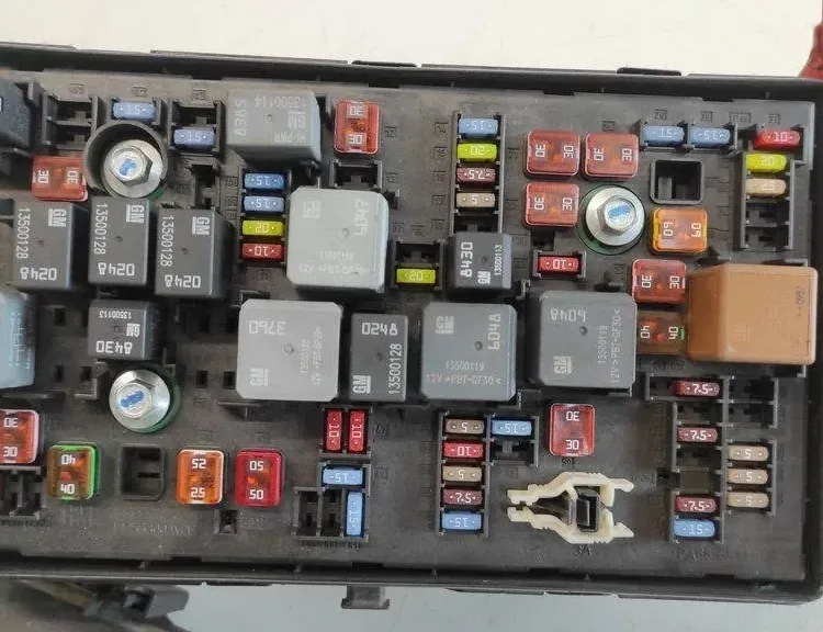 OPEL Insignia A (2008-2016) Pojistková skrinka 13255300,13222785,13222782 17121894