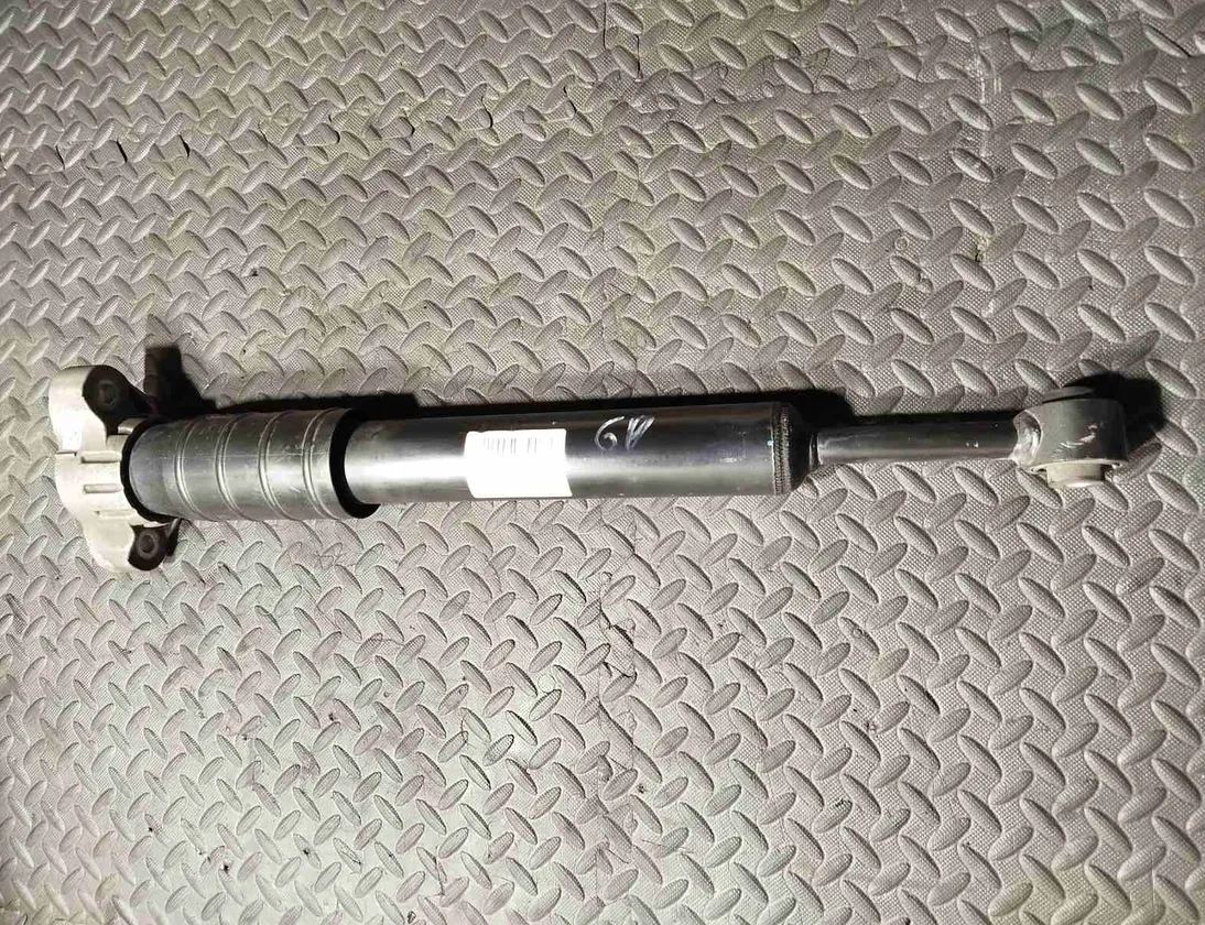 MASERATI Ghibli 3 generation (2013-2024) Pravý zadný tlmič nárazov 06700088990,06700028330 33330985