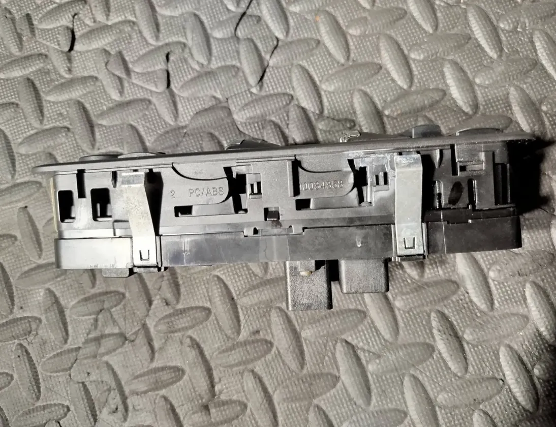 MASERATI Ghibli 3 generation (2013-2024) Vypínač ľavého okna predných dverí 670019819 33365648