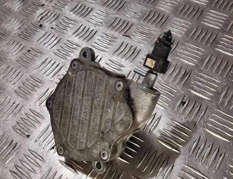 TOYOTA Avensis 2 generation (2002-2009) Vacuum Pump 33838392
